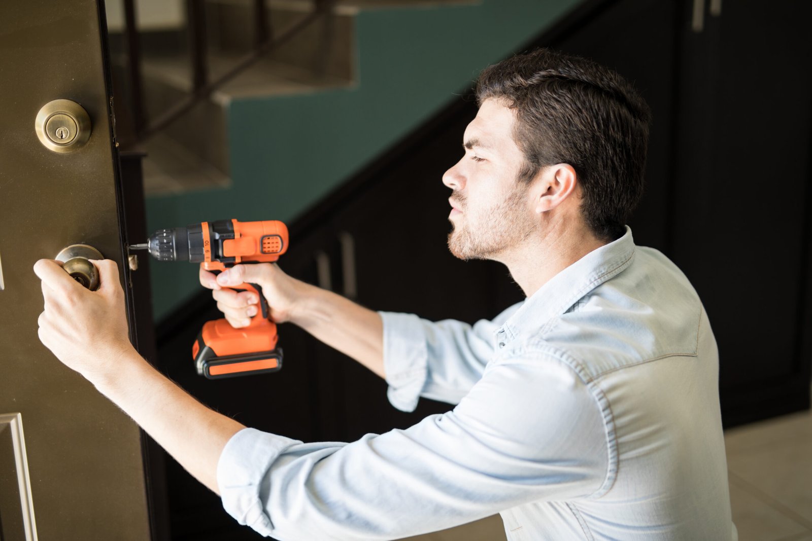 Professional door locks and hinges replacement service